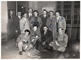 Gli alpinisti in visita alla Tettamanti che ha prodotto le termotute con il proprietario dell’azienda Mitino.