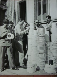 Gli alpinisti, in visita alla ditta Gottifredi Maffioli, esaminano il nylon della Rhodiatoce di Verbania con cui sarebbero state prodotte le corde per la spedizione. 